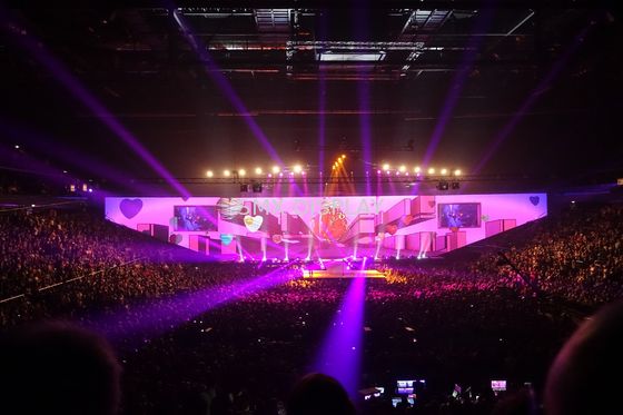 คุณภาพ 3D Holographic Projection System White Hologram Screen 80 Percent Transmittance โรงงาน